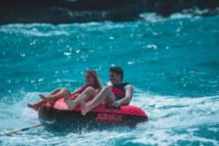 Jobe Double Trouble Funtube - 2 Persoons 8 Jobe Double Trouble Funtube - 2 Persoons -Winkel Voor Watersportartikelen 230220006 actionshot big resultaat